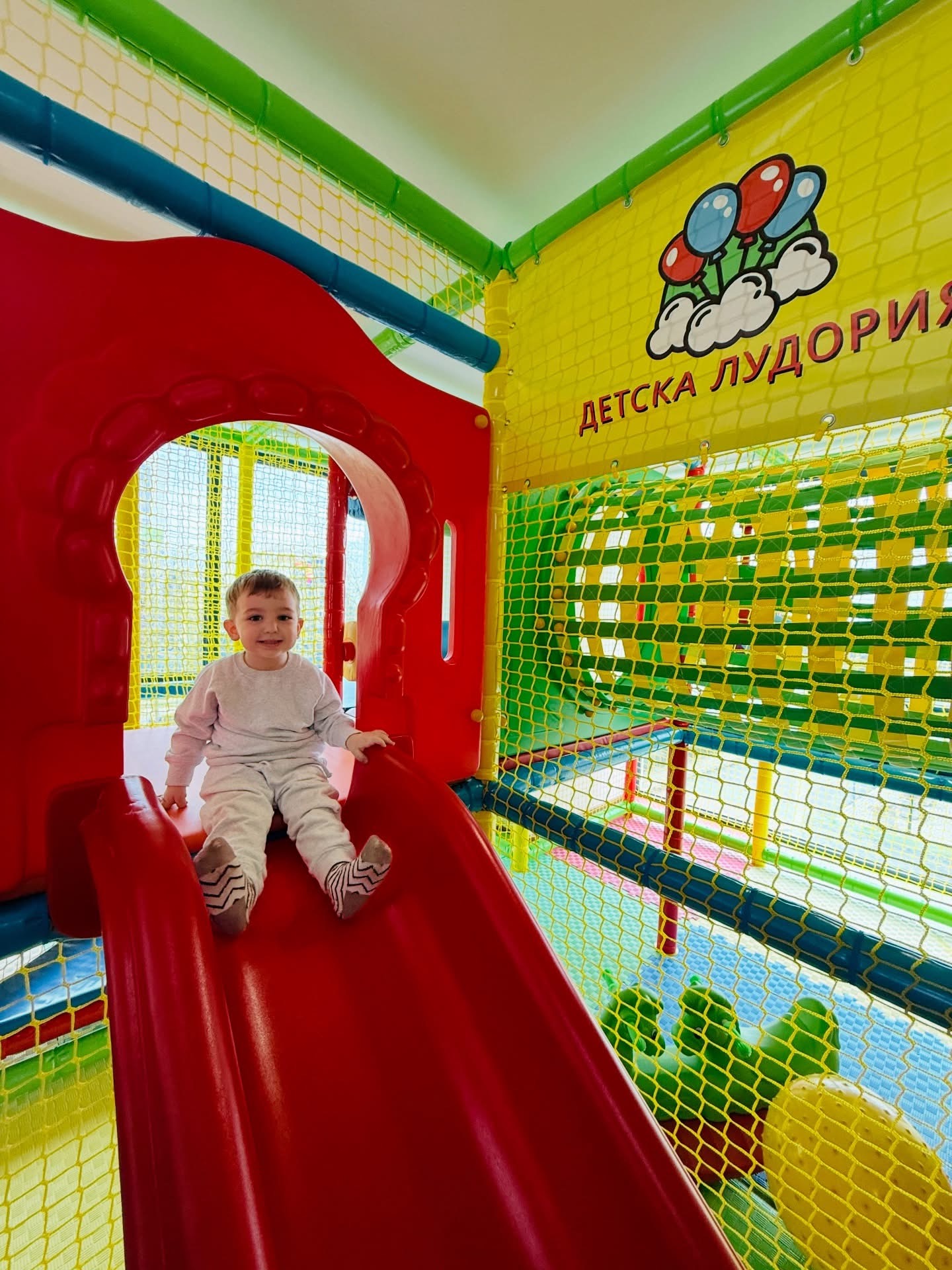 Дете на пързалката